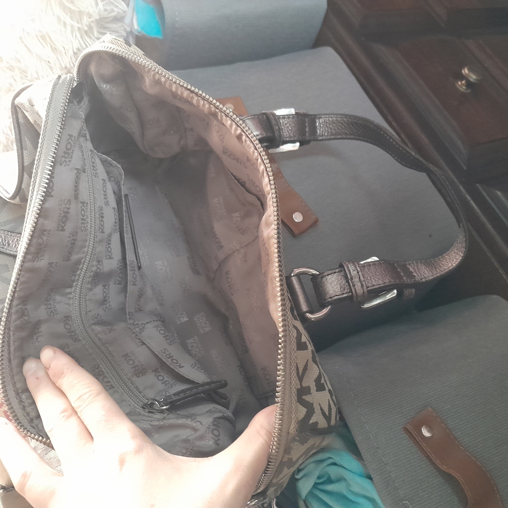 Michael Kors Brown Duffel Bag with Classic Design - Picture 2 of 5